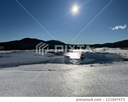Frozen lake on a sunny day 121897473