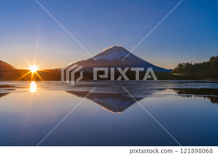 [Yamanashi Prefecture] Beautiful sunrise over Lake Shoji (eight rays of light) and Mt. Fuji 121898068
