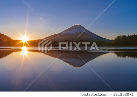 [Yamanashi Prefecture] Beautiful sunrise over Lake Shoji (eight rays of light) and Mt. Fuji 121898071