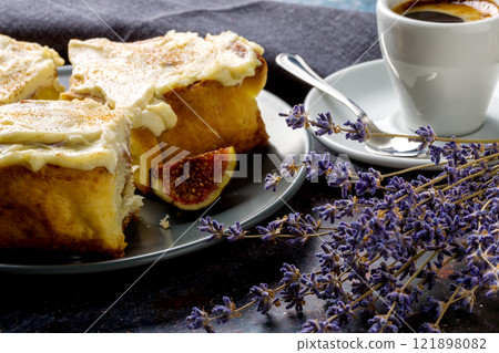 Homemade cinnabons with cinnamon and cream cheese 121898082