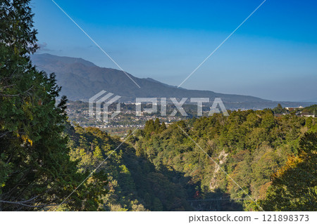 從長野縣飯田市群山環繞的空山坡天龍峽看到的風景 從長野縣飯田市群山環繞的空山坡天龍峽看到的風景 121898373