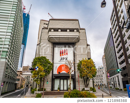 Kadomatsu decorations are displayed during the first three days of the New Year [Tokyo Stock Exchange] (Chuo-ku, Tokyo) 121898388