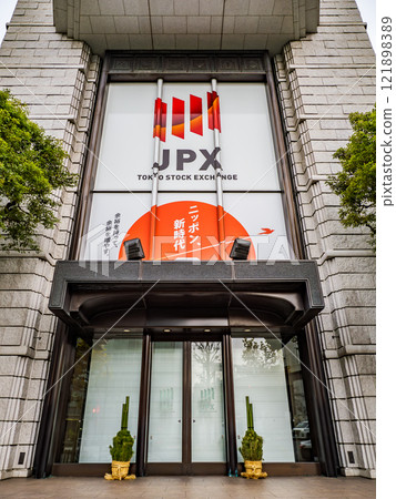 Kadomatsu decorations are displayed during the first three days of the New Year [Tokyo Stock Exchange] (Chuo-ku, Tokyo) 121898389