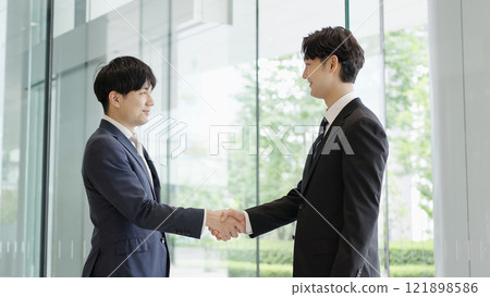 握手的商人 121898586