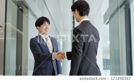 握手的商人 121898587