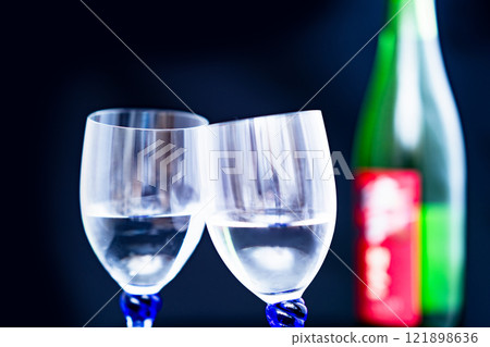 用酒杯敬酒日本清酒純米大吟釀燻清酒[享受酒精的圖像] 121898636