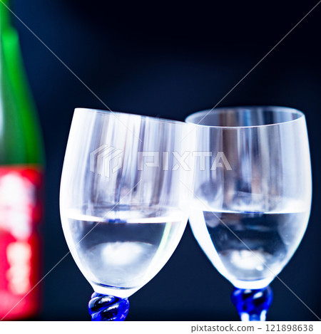 用酒杯敬酒日本清酒純米大吟釀燻清酒[享受酒精的圖像] 121898638