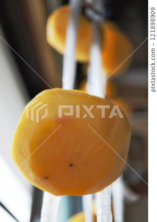 Making dried persimmons (indoors) 02 Making dried persimmons (indoors) 02 121898909