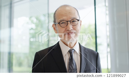 Businessman smiling at camera 121899027