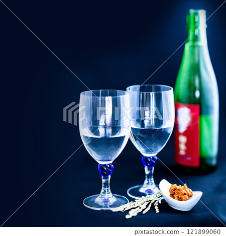 用酒杯敬酒日本清酒純米大吟釀燻清酒[享受酒精的圖像] 121899060