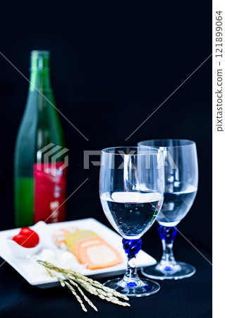 用酒杯敬酒日本清酒純米大吟釀燻清酒[享受酒精的圖像] 121899064