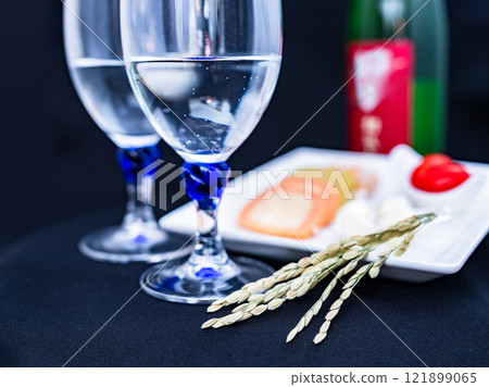 用酒杯敬酒日本清酒純米大吟釀燻清酒[享受酒精的圖像] 121899065