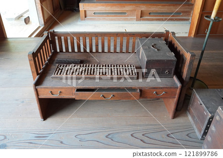 東海道53站、石部宿、米批發商「大宮」的櫃檯 121899786