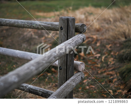 一張懷舊的照片,照片中是冬天死寂的風景中的木欄桿 一張懷舊的照片,照片中是冬天死寂的風景中的木欄桿 121899863