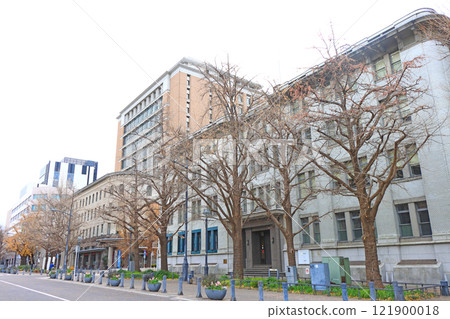 神奈川縣橫濱市老建築林立的日本大通街風景 121900018