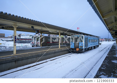 普通列車在釧路站等待發車 121900333