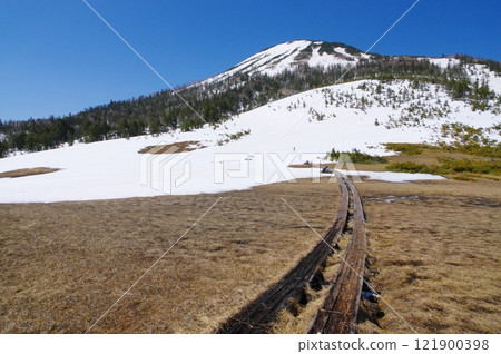 Snow-covered Oze, Hiuchigatake and Kumazawa Tashiro Snow-covered Oze, Hiuchigatake and Kumazawa Tashiro 121900398