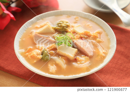 A hearty kimchi soup made with consommé (steaming) A hearty kimchi soup made with consommé (steaming) 121900877