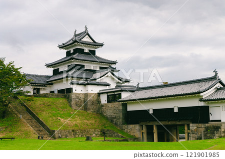 Looking up at Shirakawa-Komine Castle 121901985