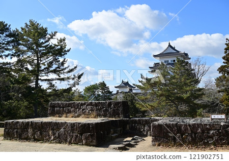 伊賀上野城模擬天守閣和廚房門附近 121902751