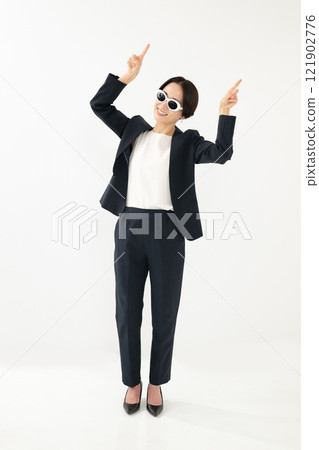 Woman pointing 121902776