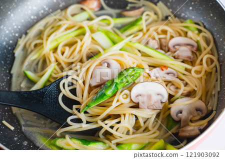 One-pan pasta recipe: Peperoncino 121903092