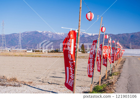 元旦－寺廟旗幟在鄉村排列 121903106