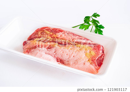 用鹽和糖擦豬肩腰肉 121903117