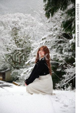 雪地裡行走的女人 121903550