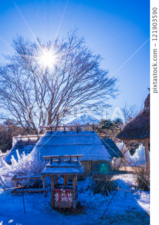 [山梨縣]西湖野鳥森林公園、冰雪覆蓋的古民宅和富士山 121903590