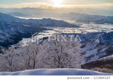 從滑雪場頂部的展望台看到的日落和魚沼平原周圍的山脈 121904107