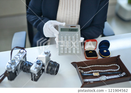 由評估貴金屬的採購專家負責 121904562