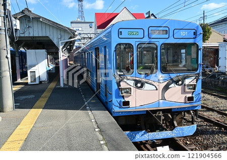 Uenoshi Station (Iga Railway Iga Line) Train inside Ninjashi Station 121904566