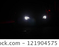 車頭燈在黑夜中漂浮 121904575