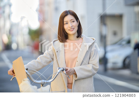 中年婦女騎自行車去購物 121904803