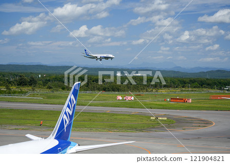 飛機降落在新千歲機場 121904821