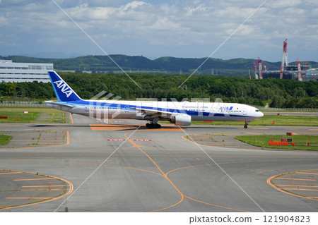 飛機等待起飛 121904823