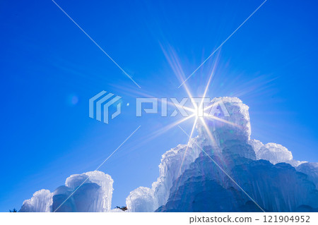 Ice sculpture and sunlight rays 121904952