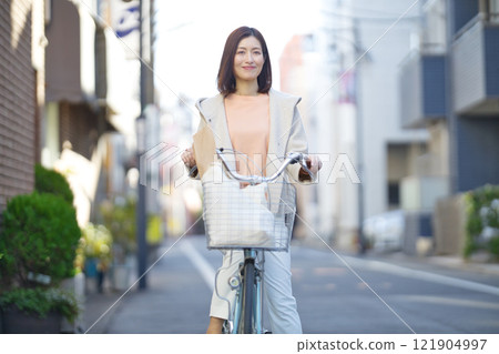 中年婦女騎自行車去購物 121904997