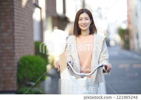 中年婦女騎自行車去購物 121905248