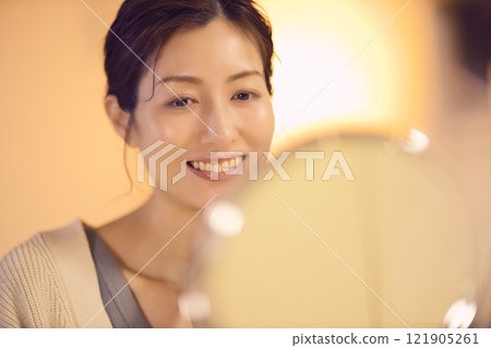 中年婦女夜間護膚 121905261