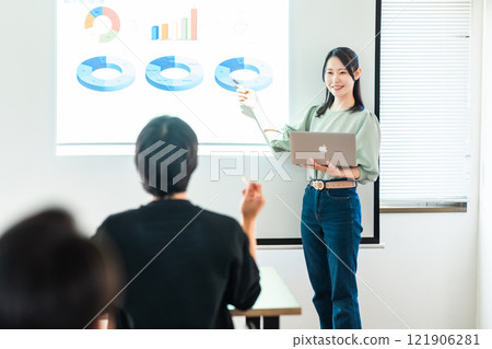 穿著休閒服裝解釋統計數據的女講師 121906281