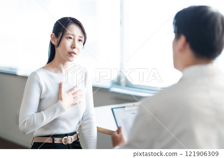 女病人向醫生解釋症狀 女病人向醫生解釋症狀 121906309