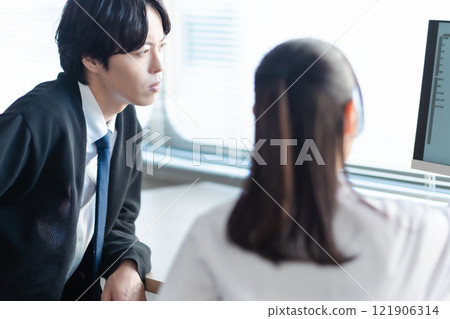 Patient and doctor receiving explanation of illness 121906314