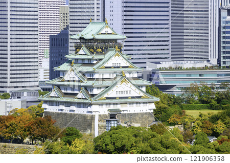 Osaka Castle tower and skyscrapers (Osaka City, Osaka Prefecture) 121906358