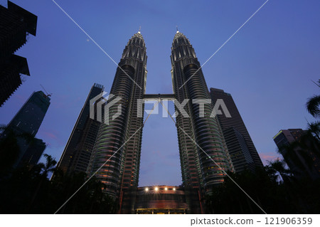 Petronas Twin Towers, Kuala Lumpur, Malaysia Petronas Twin Towers, Kuala Lumpur, Malaysia 121906359