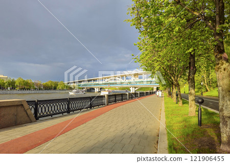 Green walkway along the Moscow River promenade. Green walkway along the Moscow River promenade. 121906455