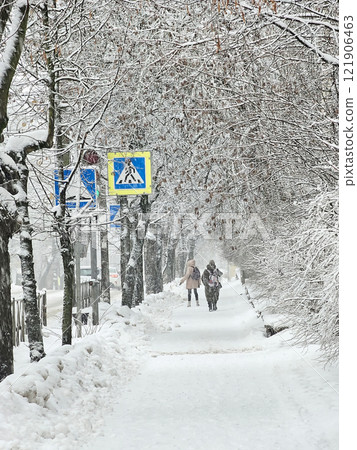 unidentified people walking in snow day 121906463