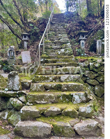 Mossy stairs in the grounds of Fudo-do Temple, Osaka Mossy stairs in the grounds of Fudo-do Temple, Osaka 121906658
