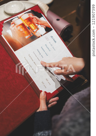 女顧客看著菜單並做出選擇的手[照片提供：海鮮居酒屋Uoroko] 121907399